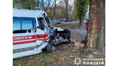 Збили пішохода: в Ніжині "швидка" зіткнулася з BMW Збили пішохода: в Ніжині "швидка" зіткнулася з BMW