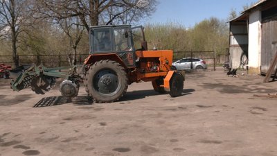 Трактор, на якому працює під час посівної механізатор фермерського господарства Микола Дзюм Трактор, на якому працює під час посівної механізатор фермерського господарства Микола Дзюм