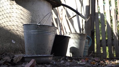 "Живемо у темряві, питної води немає, над головою — дрони". У частині прифронтового села Веселе залишилося вісім людей "Живемо у темряві, питної води немає, над головою — дрони". У частині прифронтового села Веселе залишилося вісім людей