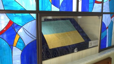 "Тут навіть на прапорі є кров бійця": хмельницькі волонтери зберігають стяги з історіями військових "Тут навіть на прапорі є кров бійця": хмельницькі волонтери зберігають стяги з історіями військових