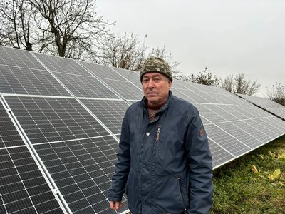 Як житель Житомирщини заробляє на сонячній електростанції: історія Василя Шуляка з села Дубище Як житель Житомирщини заробляє на сонячній електростанції: історія Василя Шуляка з села Дубище