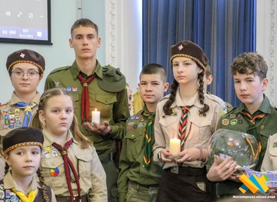 Житомирські пластуни принесли Вифлеємський вогонь на сесію міської ради Житомирські пластуни принесли Вифлеємський вогонь на сесію міської ради