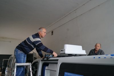 Працівники швидкої встановлюють засіб РЕБ на автівку швидкої допомоги Працівники швидкої встановлюють засіб РЕБ на автівку швидкої допомоги