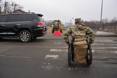 Ветеран Сергій Кошельніков у Харкові пересувається на кріслі колісному, чи зручна інфраструктура Ветеран Сергій Кошельніков у Харкові пересувається на кріслі колісному, чи зручна інфраструктура