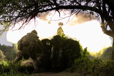 артилеристи підрозділу Сліпа лють УДА стріляють з гармати Д-44 біля Вовчанська на Харківщині артилеристи підрозділу Сліпа лють УДА стріляють з гармати Д-44 біля Вовчанська на Харківщині