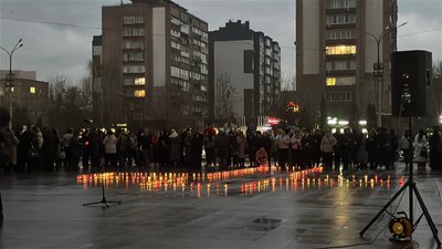 Свічки як символ пам'яті: у Черкасах вшанували жертв Голодоморів Свічки як символ пам'яті: у Черкасах вшанували жертв Голодоморів