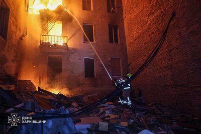 Пожежу у Палаці праці у Харкові гасили понад 40 рятувальників Пожежу у Палаці праці у Харкові гасили понад 40 рятувальників