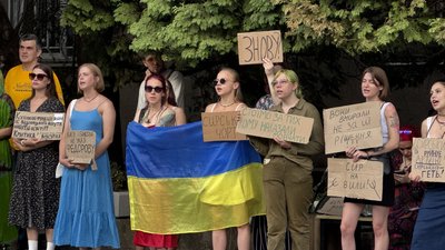 В Ужгороді та Мукачеві люди вийшли на мітинг на підтримку ексміністра оборони Михайла Федорова В Ужгороді та Мукачеві люди вийшли на мітинг на підтримку ексміністра оборони Михайла Федорова