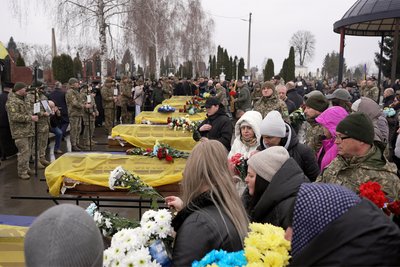 "Тут немає їхніх матерів — ми повинні були прийти": у Чернівцях поховали сімох невпізнаних бійців "Тут немає їхніх матерів — ми повинні були прийти": у Чернівцях поховали сімох невпізнаних бійців