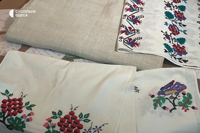 Переселенка зі Слов'янська продає в Одесі вишиті рушники Переселенка зі Слов'янська продає в Одесі вишиті рушники
