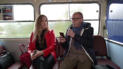 Поет Олександр Ірванець разом з пасажирами читав вірші у "патріотично-поетичному" тролейбусі Поет Олександр Ірванець разом з пасажирами читав вірші у "патріотично-поетичному" тролейбусі