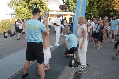 В Одесі учасники всеукраїнського руху "#догоридригом" ставали на голову біля Дюка В Одесі учасники всеукраїнського руху "#догоридригом" ставали на голову біля Дюка