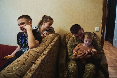 Боєць "Хартії" на позивний "Лютік" з дітьми Боєць "Хартії" на позивний "Лютік" з дітьми
