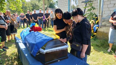На Чернігівщині попрощалися із захисниками Михайлом Ковалем та Олександром Саченком На Чернігівщині попрощалися із захисниками Михайлом Ковалем та Олександром Саченком
