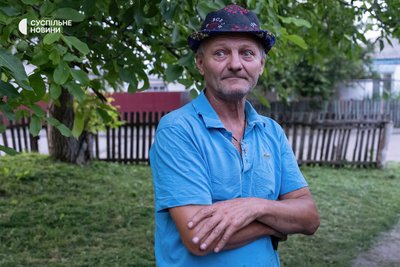 Василь Дмитрієнко — хрещений батько одного із братів Мосейчуків. Разом з їхнім батьком, своїм кумом Сергієм Мосейчуком, він долучився добровольцем до війська у березні 2022-го році. Сергій загинув на Харківщині у 2023-му Василь Дмитрієнко — хрещений батько одного із братів Мосейчуків. Разом з їхнім батьком, своїм кумом Сергієм Мосейчуком, він долучився добровольцем до війська у березні 2022-го році. Сергій загинув на Харківщині у 2023-му