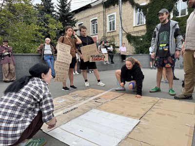 Учасники акції протесту склеюють картонки Учасники акції протесту склеюють картонки