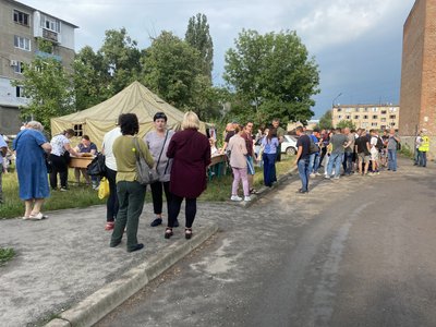 Поруч з місцем падіння ракети організували штаб Поруч з місцем падіння ракети організували штаб