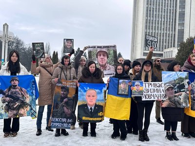 "Стою за...": у Вінниці пройшла акція у памʼять про загиблих оборонців "Стою за...": у Вінниці пройшла акція у памʼять про загиблих оборонців