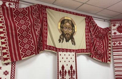 "Дивлячись на бабусю також сідала і ткала". Історії тканих рушників майстрині Валентини Мироненко з Кролевеччини "Дивлячись на бабусю також сідала і ткала". Історії тканих рушників майстрині Валентини Мироненко з Кролевеччини