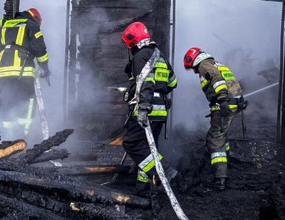 На Львівщині 50 надзвичайників гасили пожежу в дерев'яній будівлі На Львівщині 50 надзвичайників гасили пожежу в дерев'яній будівлі