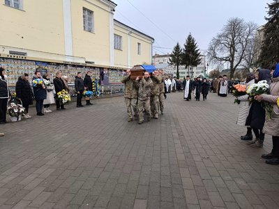ДНК-експертиза тривала понад рік: у Луцьку попрощалися з 22-річним бійцем Олександром Зарембою ДНК-експертиза тривала понад рік: у Луцьку попрощалися з 22-річним бійцем Олександром Зарембою
