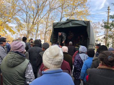 Бійці Нацгвардії роздали гуманітарну допомогу жителям однієї з громад на Миколаївщині Бійці Нацгвардії роздали гуманітарну допомогу жителям однієї з громад на Миколаївщині