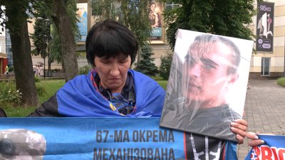 Берці з кульками принесли рідні зниклих безвісти та полонених у центр Рівного Берці з кульками принесли рідні зниклих безвісти та полонених у центр Рівного