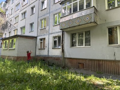 Армія РФ вдарила біля біля багатоповерхівки у Сумах. ФОТО Армія РФ вдарила біля біля багатоповерхівки у Сумах. ФОТО