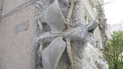 "Будинок з химерами" у Вінниці: містянин прикрасив балкон скульптурами міфічних істот "Будинок з химерами" у Вінниці: містянин прикрасив балкон скульптурами міфічних істот