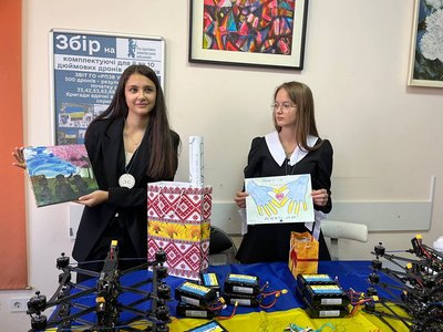 Гроші на дрони зібрали учні Ужгородського ліцею "Лідер": волонтери передали 10 БпЛА для 101 бригади тероборони Гроші на дрони зібрали учні Ужгородського ліцею "Лідер": волонтери передали 10 БпЛА для 101 бригади тероборони