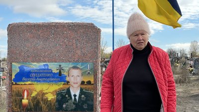 Лариса мати загиблого прикордонника Валерія Солдатенка на кладовищі біля могили сина Вільногірськ Дніпропетровська область 1 листопада 2025 рік