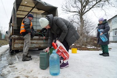 Жителька Південного набирає технічну воду Жителька Південного набирає технічну воду