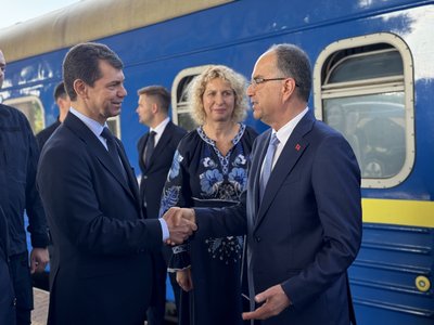Президент Албанії Байрам Беґай прибув на залізничний вокзал у Києві зранку 15 липня 2026 року