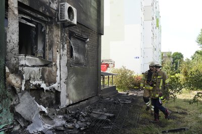 Рятувальники біля багатоповерхівки, яка була пошкоджена внаслідок влучання російського БпЛА, Індустріальний район Харкова10 червня 2026 року Рятувальники біля багатоповерхівки, яка була пошкоджена внаслідок влучання російського БпЛА, Індустріальний район Харкова10 червня 2026 року
