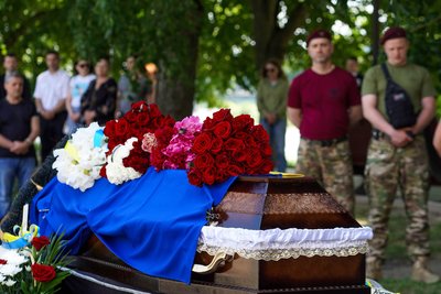 В Ужгороді попрощалися із загиблим захисником Михайлом Тіщенком В Ужгороді попрощалися із загиблим захисником Михайлом Тіщенком