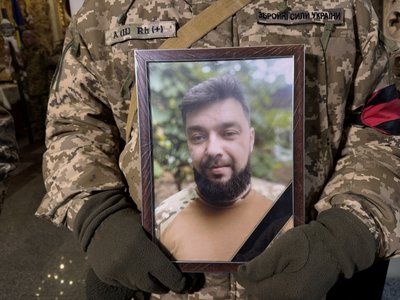 У Полтаві прощаються з трьома полеглими захисниками України У Полтаві прощаються з трьома полеглими захисниками України