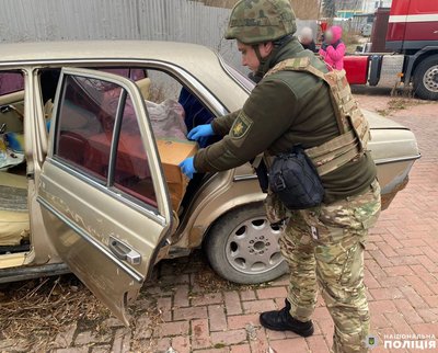 Поліцейські вилучили арсенал зброї з автомобіля жителя Рівного Поліцейські вилучили арсенал зброї з автомобіля жителя Рівного