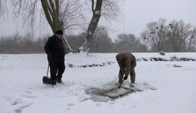 "Вікно життя" для риби: селяни на Черкащині роблять ополонки на водоймах "Вікно життя" для риби: селяни на Черкащині роблять ополонки на водоймах
