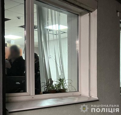 Теракт у Житомирі: правоохоронці затримали чоловіків, ймовірно причетних до підриву вибухівки під будівлею поліції Теракт у Житомирі: правоохоронці затримали чоловіків, ймовірно причетних до підриву вибухівки під будівлею поліції