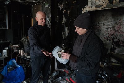Сергій і Олена серед вигорілих речей у квартирі знайшли ляльку-мотанку, яку Олена з донькою Євою разом зробили за кілька днів до повномасштабної війни Сергій і Олена серед вигорілих речей у квартирі знайшли ляльку-мотанку, яку Олена з донькою Євою разом зробили за кілька днів до повномасштабної війни