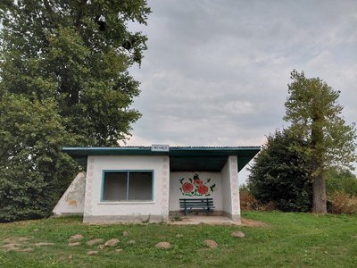 Автобусна зупинка у селі Митниця на Львівщині Автобусна зупинка у селі Митниця на Львівщині