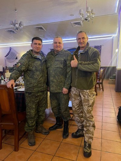 Колишній десантник Алєг Кіслов — справа. Зліва — Андрєй Тімофєєв (за словами Кіслова, командир 110-ї бригади). Посередині — командир 1-го армійського корпусу так званої "ДНР", генерал-майор Сергєй Мільчаков Колишній десантник Алєг Кіслов — справа. Зліва — Андрєй Тімофєєв (за словами Кіслова, командир 110-ї бригади). Посередині — командир 1-го армійського корпусу так званої "ДНР", генерал-майор Сергєй Мільчаков
