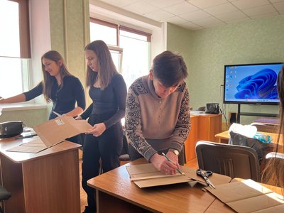 Волонтерки із Луцька передали захисникам 100 ящиків окопних свічок Волонтерки із Луцька передали захисникам 100 ящиків окопних свічок