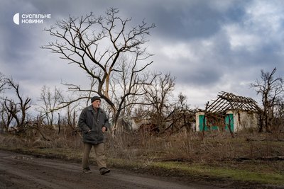 Чоловік у деокупованому селі Сухий Ставок на правому березі Херсонщини 4 березня 2024 року Чоловік у деокупованому селі Сухий Ставок на правому березі Херсонщини 4 березня 2024 року