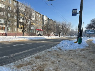 Сніг і крига на зупинках: як прибирають дороги та тротуари в Житомирі