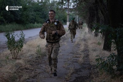 Поранені військові та бійці "Омеги" біжать від місця підриву хаммера у Родинському, куди росіяни вже почали стріляти з міномета Поранені військові та бійці "Омеги" біжать від місця підриву хаммера у Родинському, куди росіяни вже почали стріляти з міномета