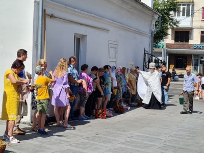 Фрукти, квіти та прянощі: у Житомирі віряни відзначають Яблучний Спас Фрукти, квіти та прянощі: у Житомирі віряни відзначають Яблучний Спас