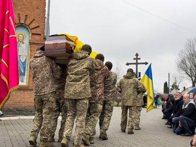Люди стали на коліно перед полеглим захисником, створивши коридор пошани Люди стали на коліно перед полеглим захисником, створивши коридор пошани