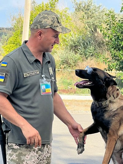 "Вона знає запах зброї": історія кінолога з Одещини та його чотирилапої напарниці "Вона знає запах зброї": історія кінолога з Одещини та його чотирилапої напарниці