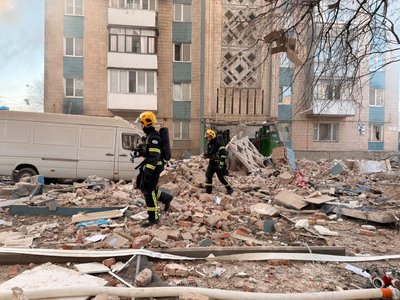 рятувальники, пошкоджені будинки рятувальники, пошкоджені будинки